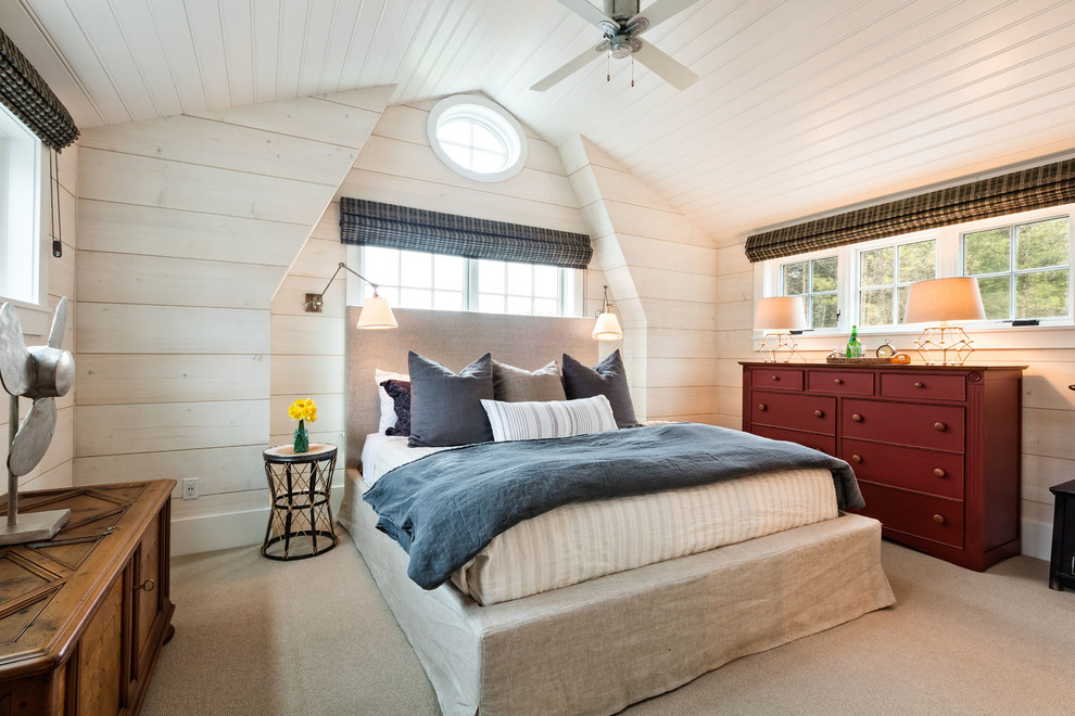 Mittelgroßes Country Hauptschlafzimmer ohne Kamin mit brauner Wandfarbe, Teppichboden und braunem Boden in Milwaukee