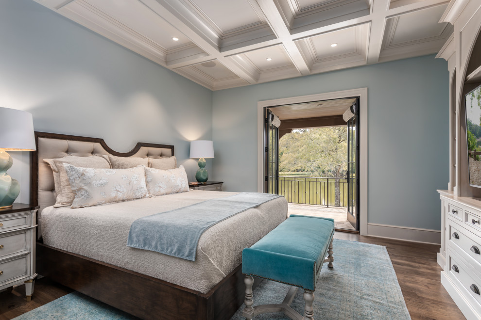 Réalisation d'une grande chambre parentale blanche et bois avec un mur bleu, un sol en bois brun, un sol marron et un plafond à caissons.