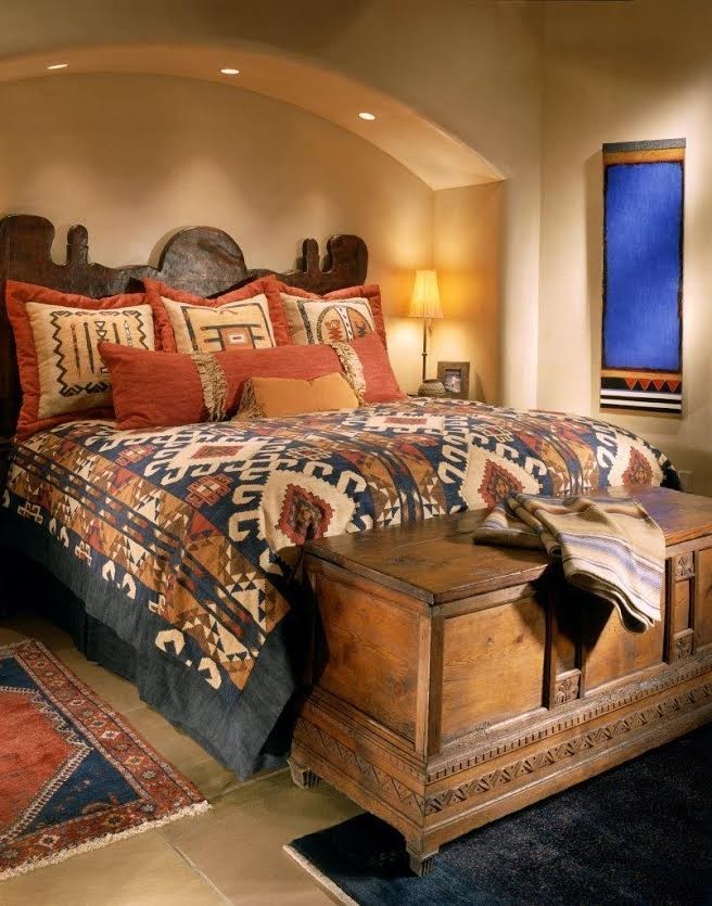 Mittelgroßes Mediterranes Hauptschlafzimmer ohne Kamin mit beiger Wandfarbe und Marmorboden in Phoenix