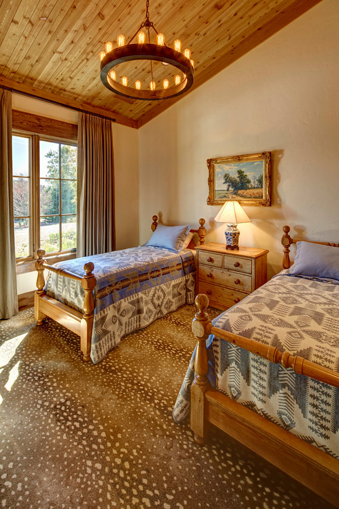 Imagen de habitación de invitados rural sin chimenea con paredes beige y moqueta