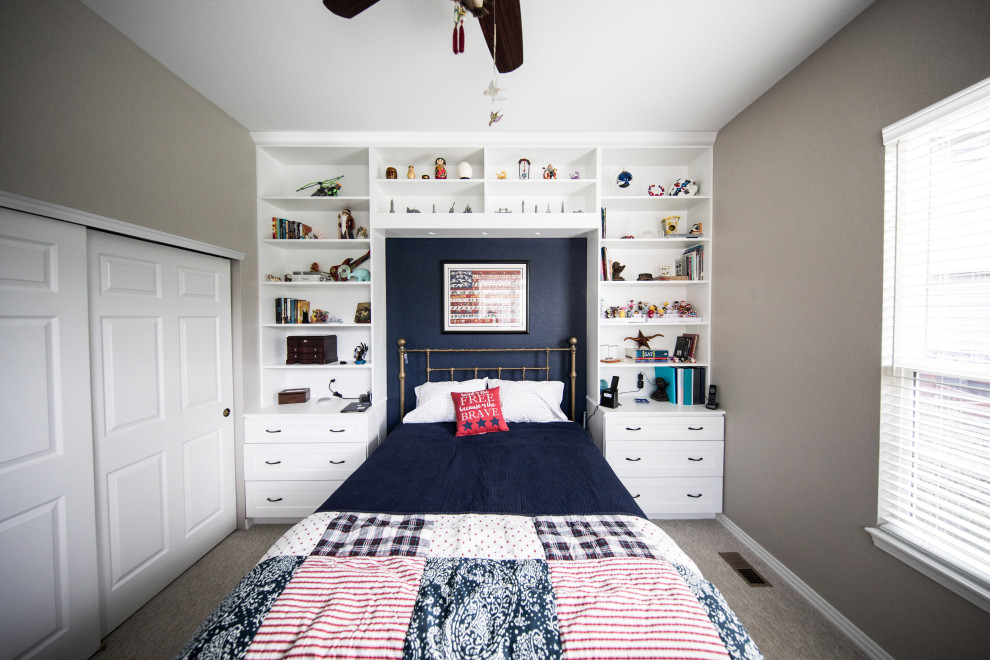 Modelo de dormitorio tradicional grande sin chimenea con paredes beige, moqueta y suelo beige