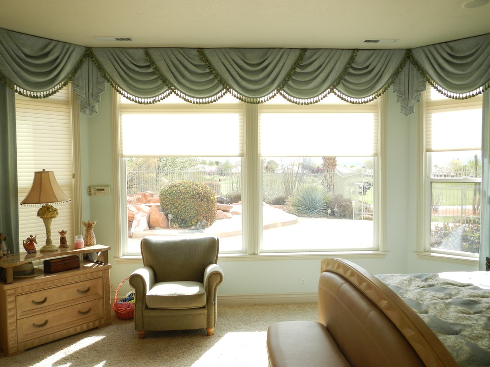 Imagen de dormitorio principal clásico de tamaño medio sin chimenea con paredes azules, moqueta y suelo beige