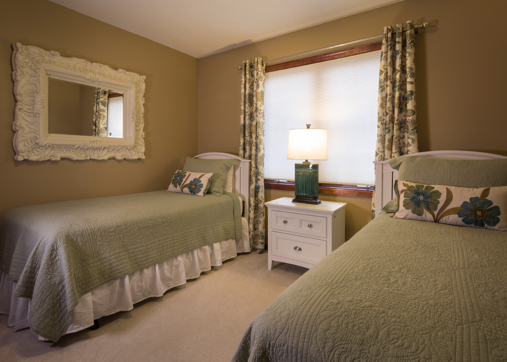 На фото: гостевая спальня среднего размера, (комната для гостей) в классическом стиле с бежевыми стенами, ковровым покрытием и бежевым полом без камина с