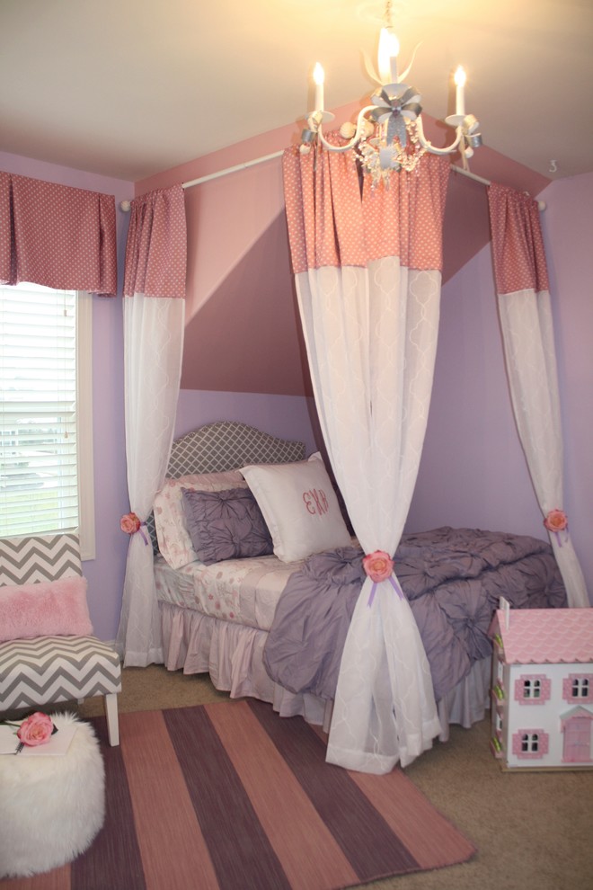 Klassisches Schlafzimmer mit lila Wandfarbe und Teppichboden in Raleigh