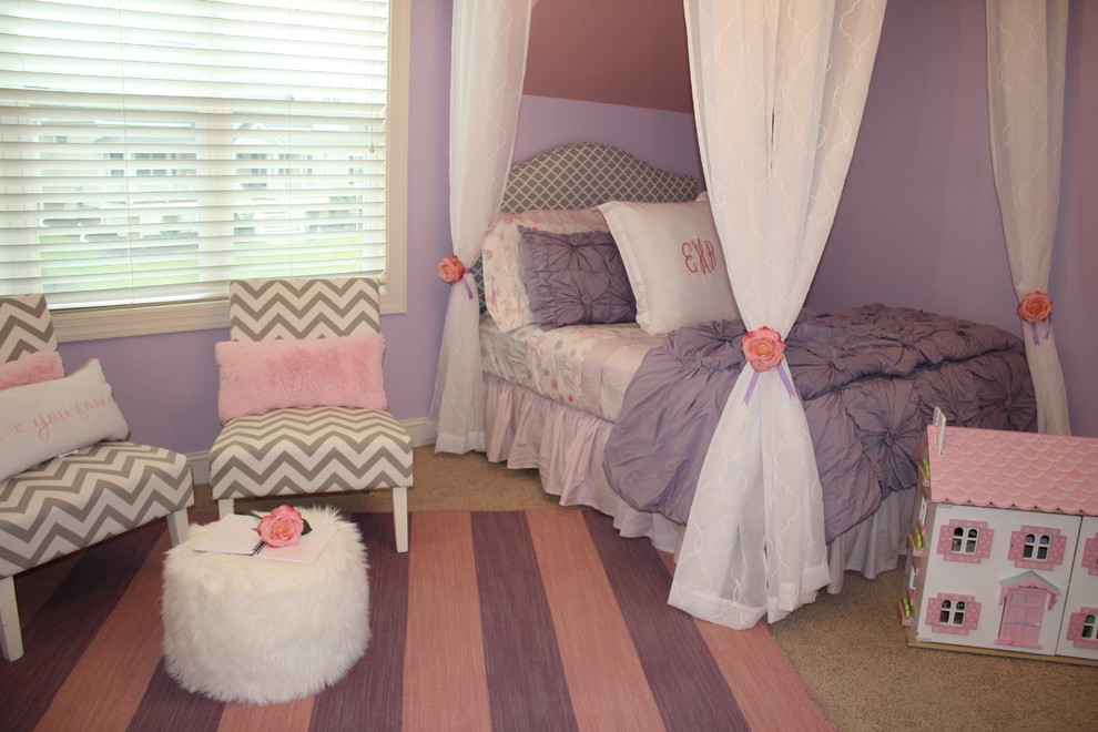 Идея дизайна: спальня в стиле неоклассика (современная классика) с фиолетовыми стенами и ковровым покрытием