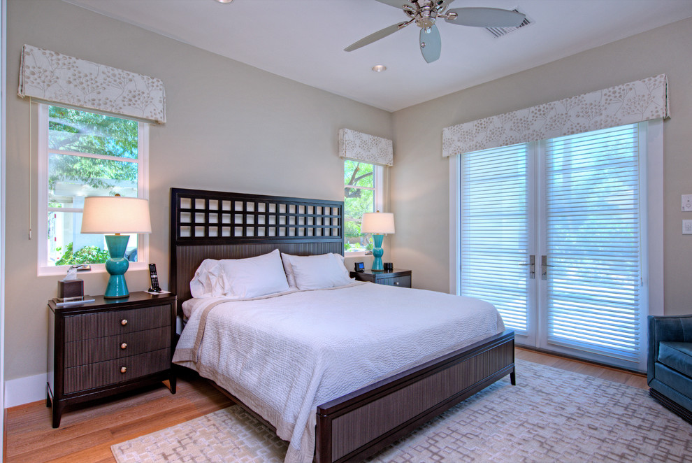 Ejemplo de habitación de invitados tradicional renovada de tamaño medio sin chimenea con paredes beige y suelo de madera en tonos medios