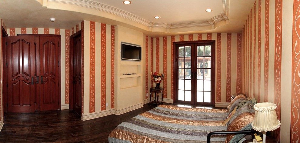 Modelo de habitación de invitados tradicional de tamaño medio sin chimenea con paredes multicolor, suelo de madera oscura y suelo marrón