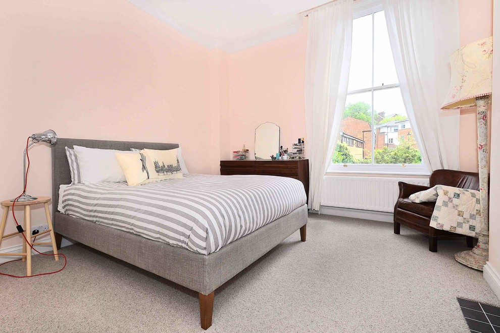 Пример оригинального дизайна: хозяйская спальня среднего размера в классическом стиле с розовыми стенами, ковровым покрытием, стандартным камином и фасадом камина из плитки