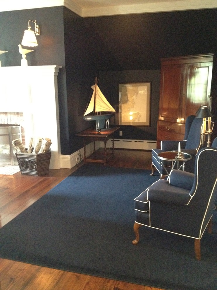 Foto di una grande camera degli ospiti tradizionale con pareti blu e parquet scuro