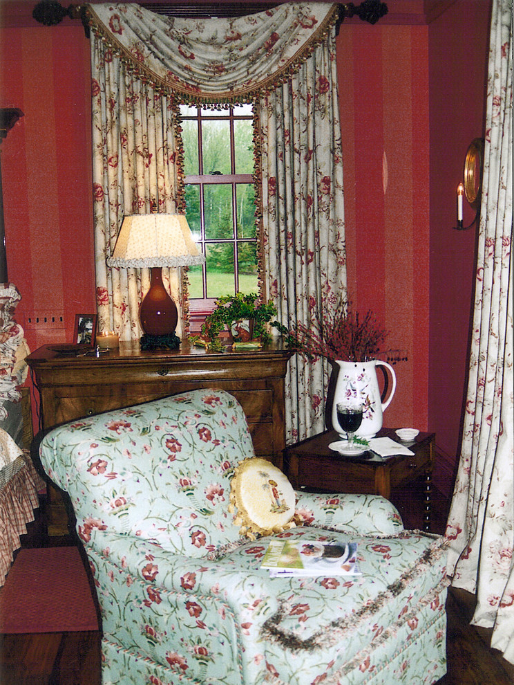 Foto på ett mycket stort vintage huvudsovrum, med röda väggar och mellanmörkt trägolv