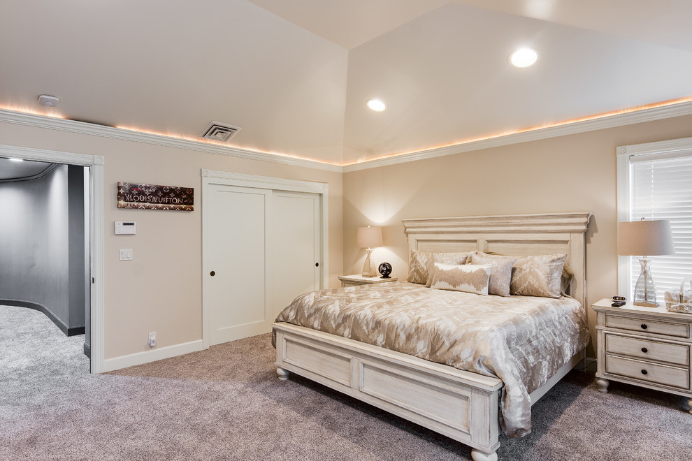 Diseño de dormitorio principal, blanco y gris y blanco clásico extra grande sin chimenea con paredes blancas, suelo de pizarra y suelo gris