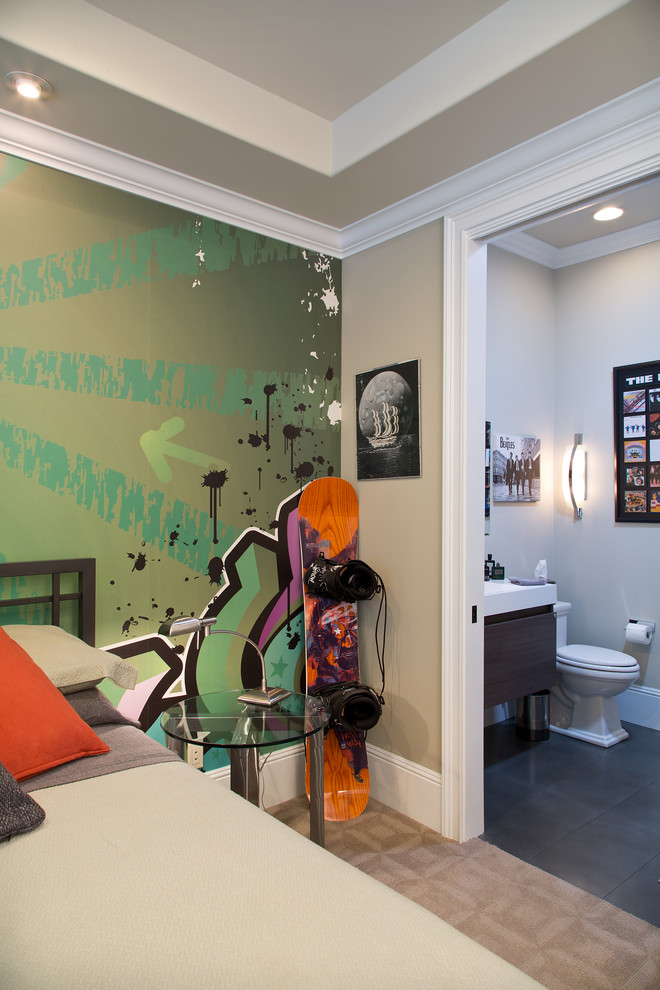 Imagen de habitación de invitados clásica grande sin chimenea con paredes verdes, moqueta y suelo beige