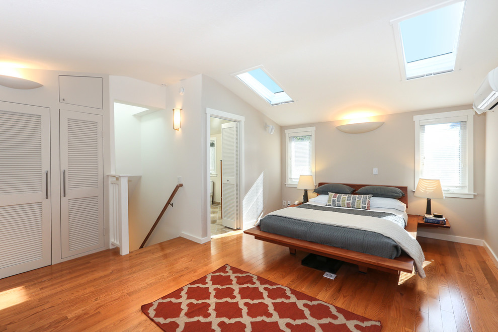 Foto di una camera da letto stile loft classica di medie dimensioni con pareti bianche e pavimento in legno massello medio