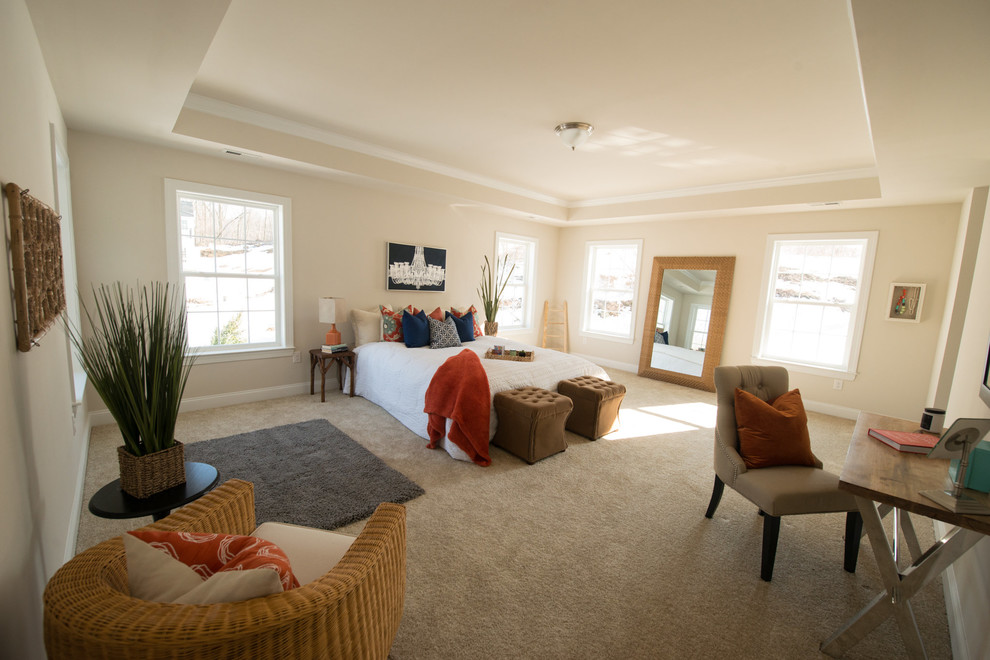 Exemple d'une chambre chic de taille moyenne avec un mur beige, aucune cheminée et un sol beige.