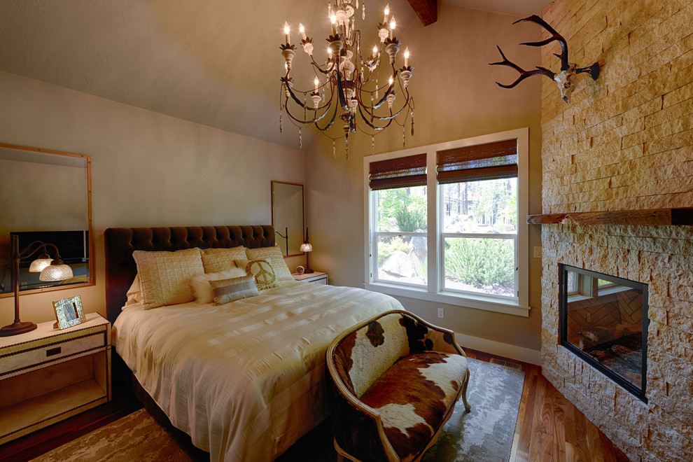 Стильный дизайн: хозяйская спальня среднего размера в стиле фьюжн с серыми стенами, темным паркетным полом, стандартным камином и фасадом камина из камня - последний тренд