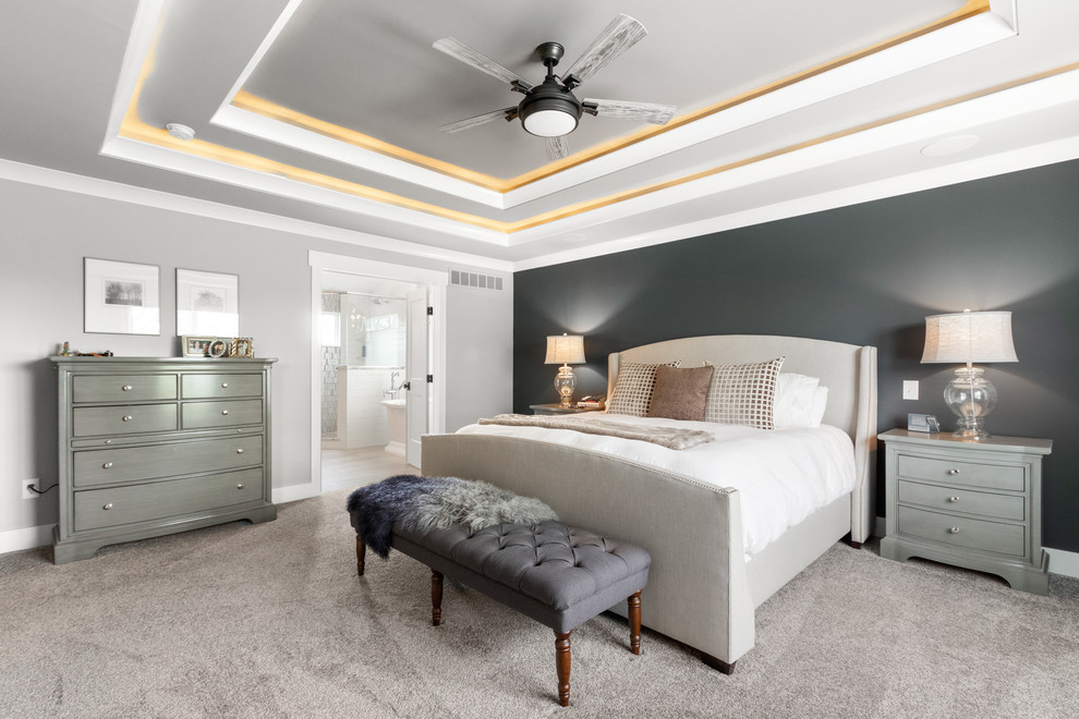 Идея дизайна: хозяйская спальня среднего размера в стиле кантри с серыми стенами, ковровым покрытием и серым полом без камина