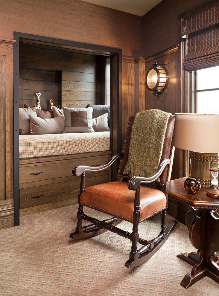 ミネアポリスにあるトラディショナルスタイルのおしゃれな寝室 (茶色い壁、カーペット敷き、暖炉なし) のインテリア