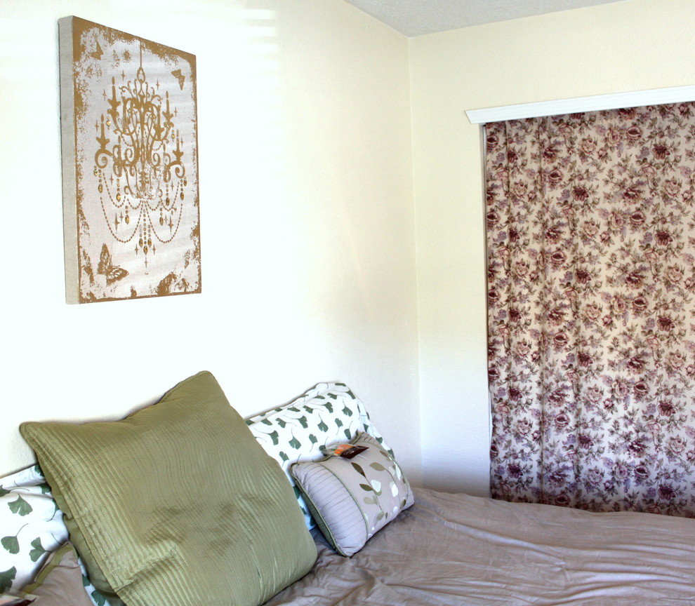 На фото: гостевая спальня (комната для гостей) в стиле шебби-шик с желтыми стенами с