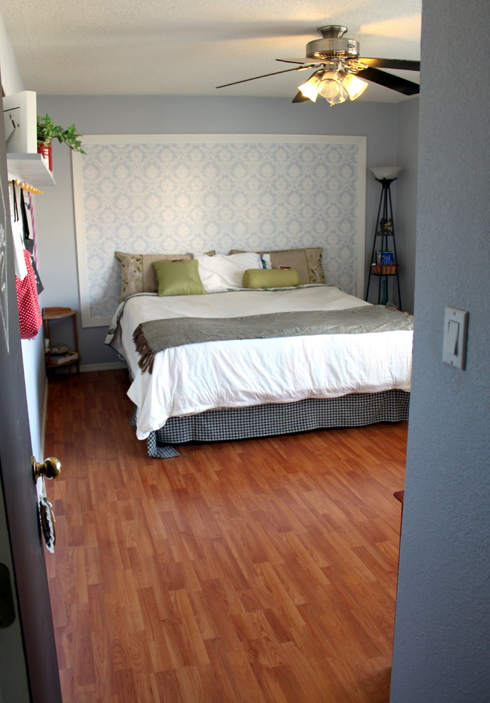 Diseño de dormitorio principal romántico con paredes azules