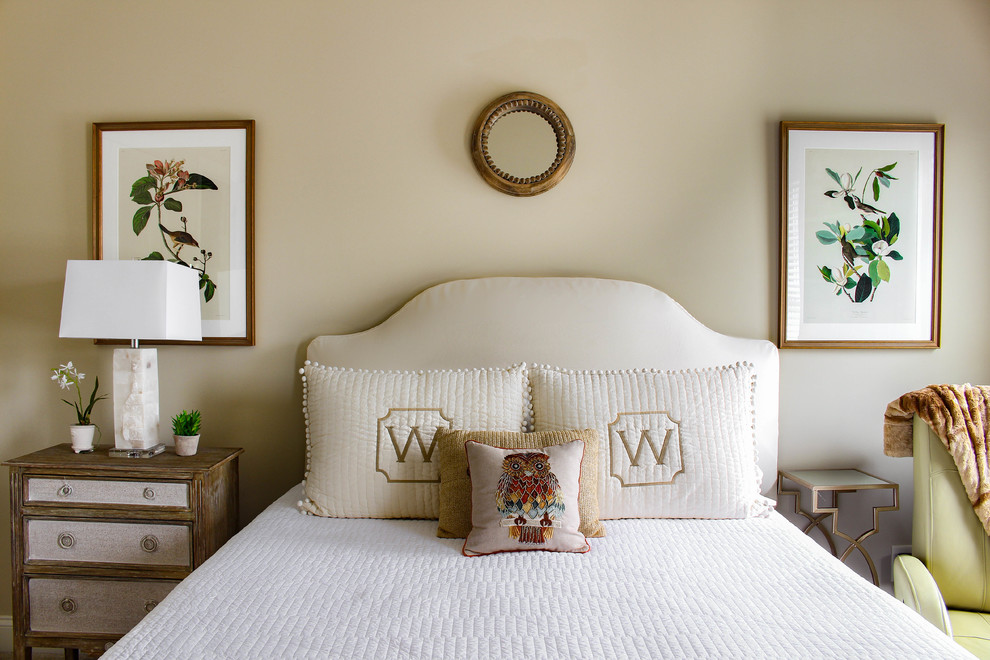 Imagen de habitación de invitados clásica de tamaño medio sin chimenea con paredes beige