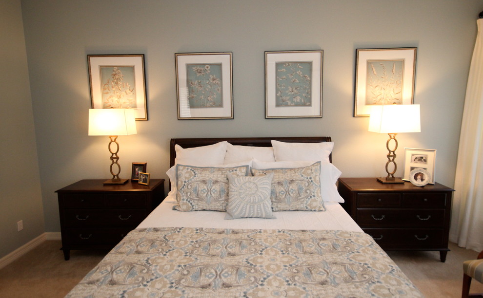 Mittelgroßes Klassisches Gästezimmer ohne Kamin mit blauer Wandfarbe und Teppichboden in Austin