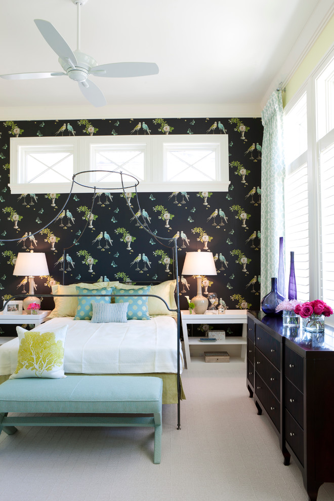 Пример оригинального дизайна: спальня в стиле неоклассика (современная классика) с черными стенами