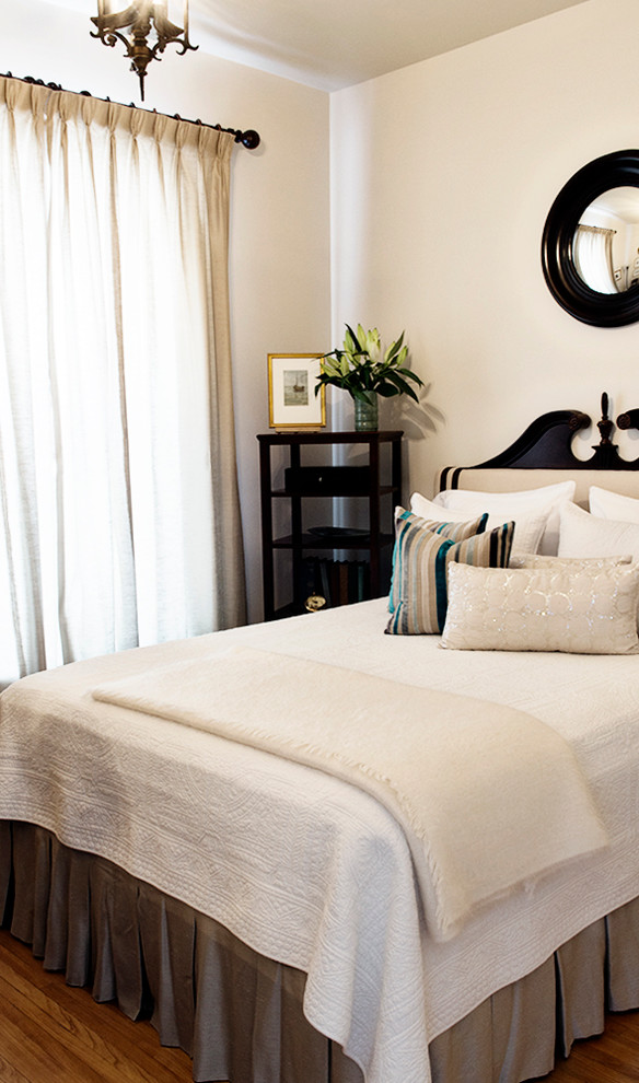 Imagen de habitación de invitados clásica pequeña con paredes beige y suelo de madera clara