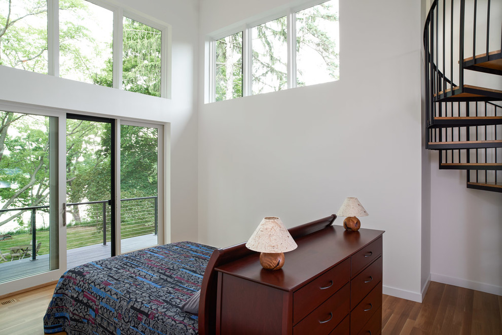 На фото: хозяйская спальня среднего размера в современном стиле с белыми стенами, паркетным полом среднего тона и бежевым полом без камина с