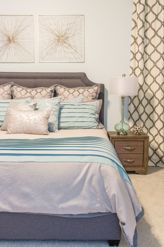 Стильный дизайн: хозяйская спальня в стиле неоклассика (современная классика) с синими стенами, ковровым покрытием и бежевым полом - последний тренд