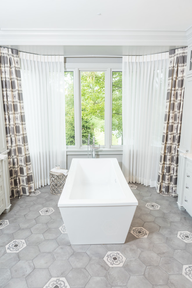 クリーブランドにある高級な広いトランジショナルスタイルのおしゃれな浴室 (グレーの壁、濃色無垢フローリング、茶色い床、グレーとクリーム色) の写真