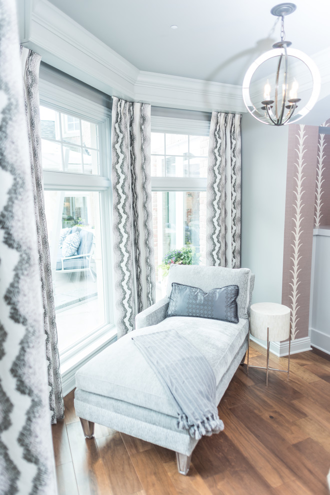 クリーブランドにある広いトランジショナルスタイルのおしゃれな主寝室 (グレーの壁、濃色無垢フローリング、茶色い床、グレーとクリーム色) のインテリア