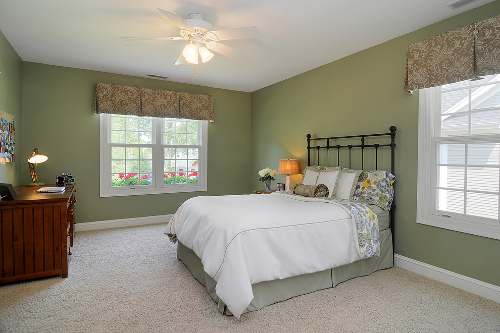 Идея дизайна: маленькая гостевая спальня (комната для гостей) в стиле неоклассика (современная классика) с зелеными стенами и ковровым покрытием без камина для на участке и в саду