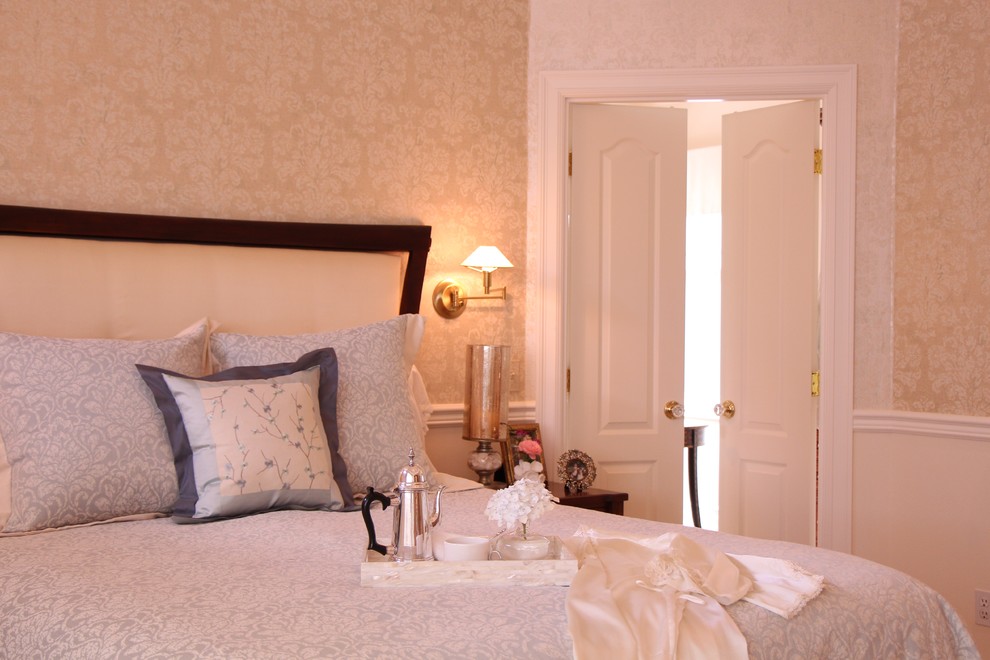 На фото: большая хозяйская спальня в стиле неоклассика (современная классика) с бежевыми стенами и ковровым покрытием