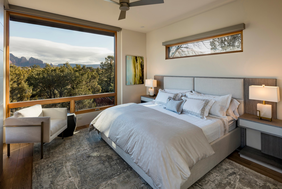 Modernes Schlafzimmer mit beiger Wandfarbe, dunklem Holzboden und braunem Boden in Phoenix