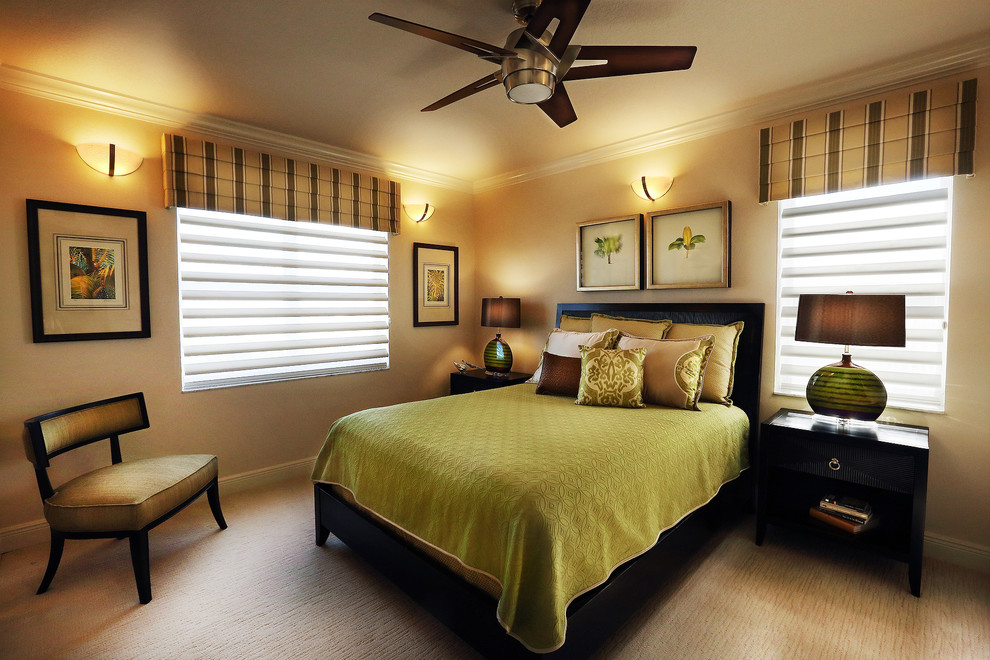 Foto de habitación de invitados contemporánea de tamaño medio sin chimenea con paredes beige y moqueta