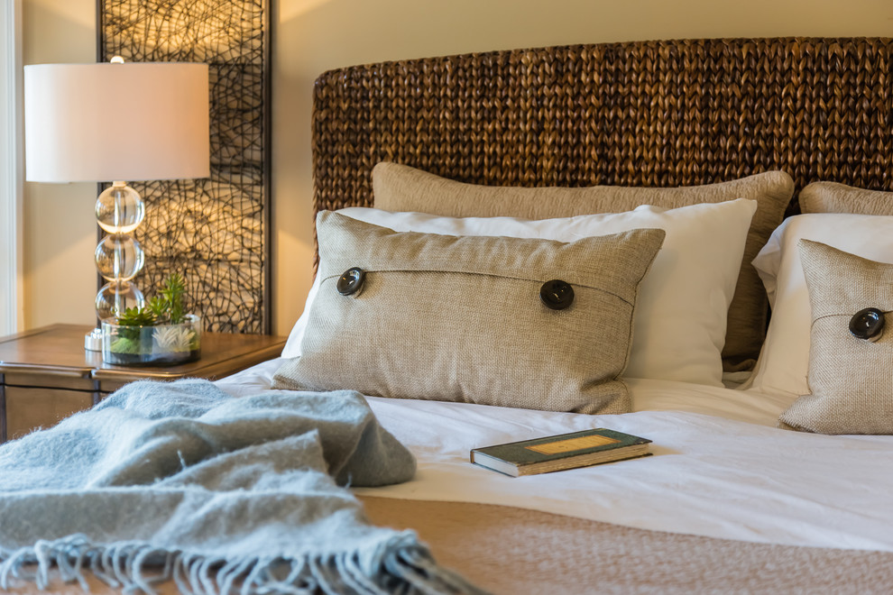 Стильный дизайн: спальня в стиле неоклассика (современная классика) с бежевыми стенами и ковровым покрытием - последний тренд
