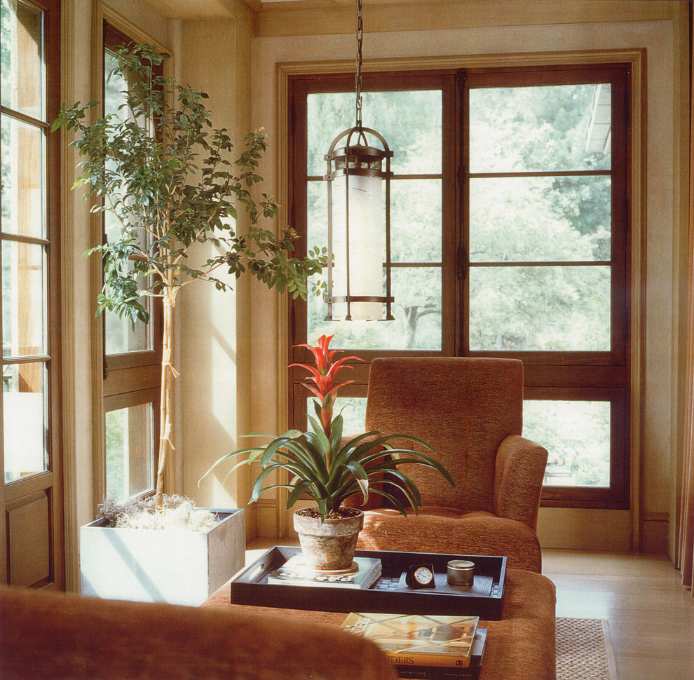 Foto på ett medelhavsstil huvudsovrum, med beige väggar och ljust trägolv