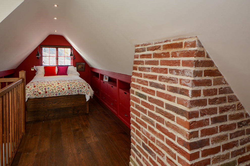 На фото: маленькая спальня на антресоли в стиле кантри с красными стенами и темным паркетным полом без камина для на участке и в саду с