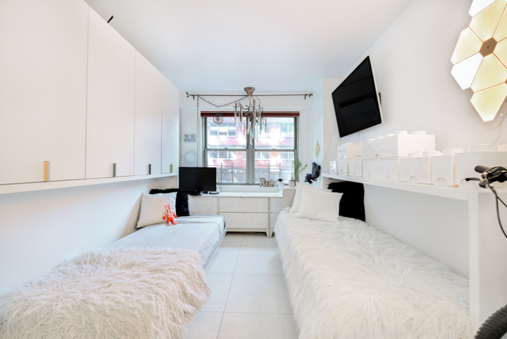 Ispirazione per una piccola camera da letto classica con pareti bianche, pavimento con piastrelle in ceramica e pavimento grigio
