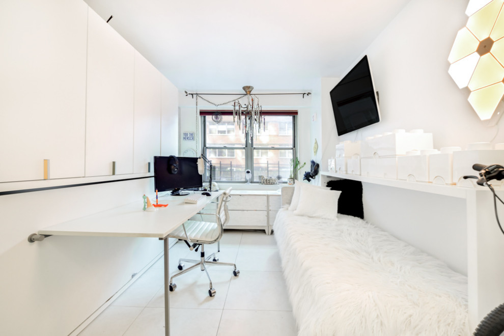 Idée de décoration pour une petite chambre tradition avec un mur blanc, un sol en carrelage de céramique et un sol gris.
