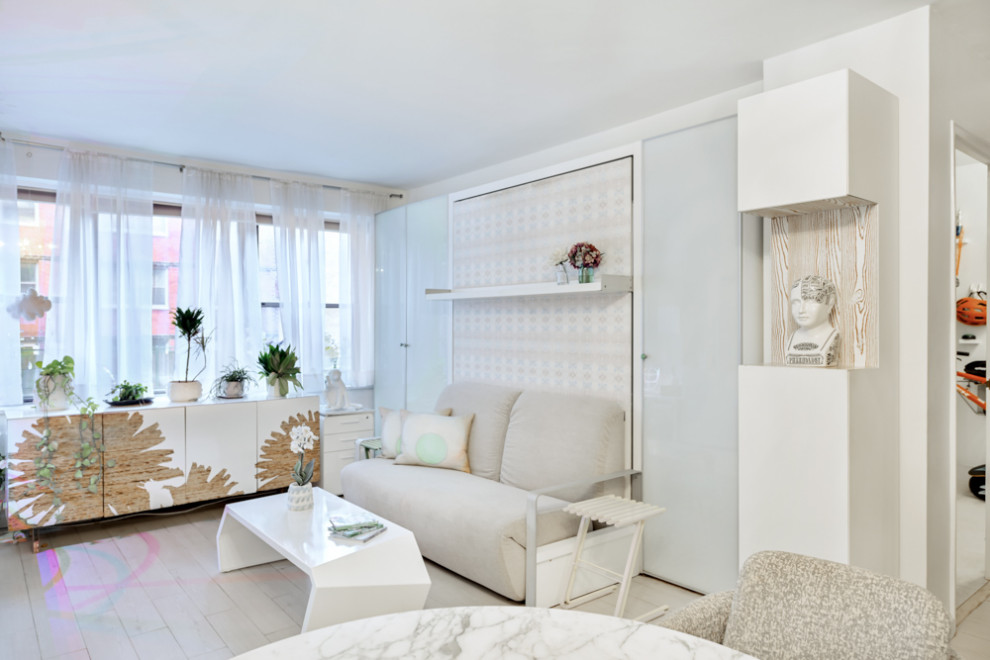 Kleines Klassisches Schlafzimmer mit weißer Wandfarbe, Keramikboden, grauem Boden und Tapetenwänden in New York