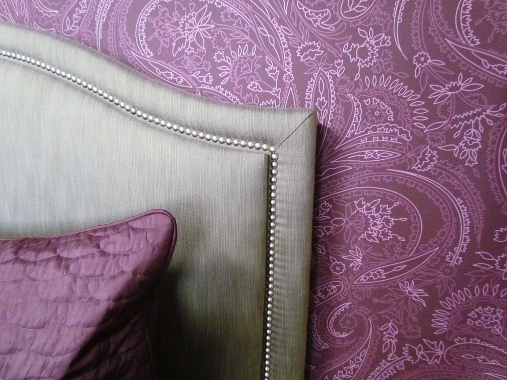 Aménagement d'une chambre parentale classique de taille moyenne avec un mur violet et un sol en bois brun.