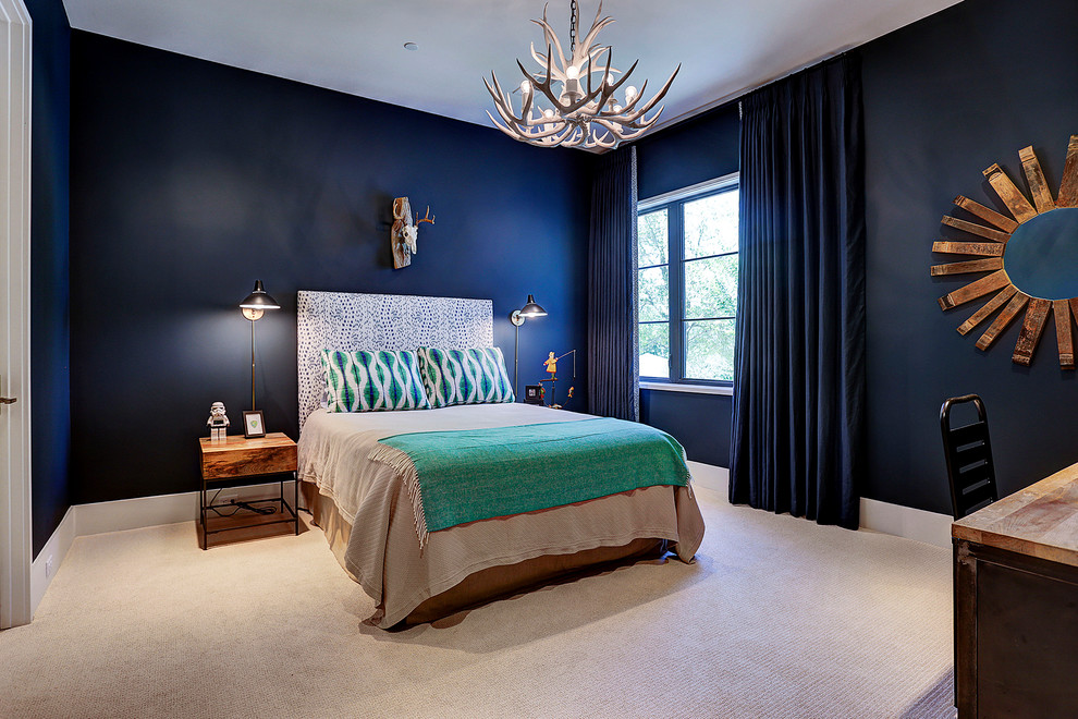 Diseño de habitación de invitados tradicional renovada con paredes azules, moqueta y suelo beige