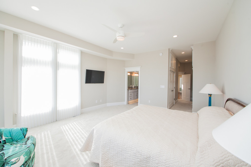 Foto de dormitorio principal costero grande sin chimenea con paredes beige, moqueta y suelo blanco
