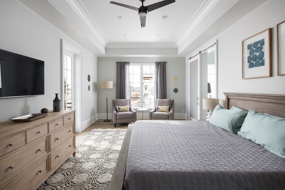 Источник вдохновения для домашнего уюта: большая хозяйская спальня в морском стиле с серыми стенами, паркетным полом среднего тона и коричневым полом без камина