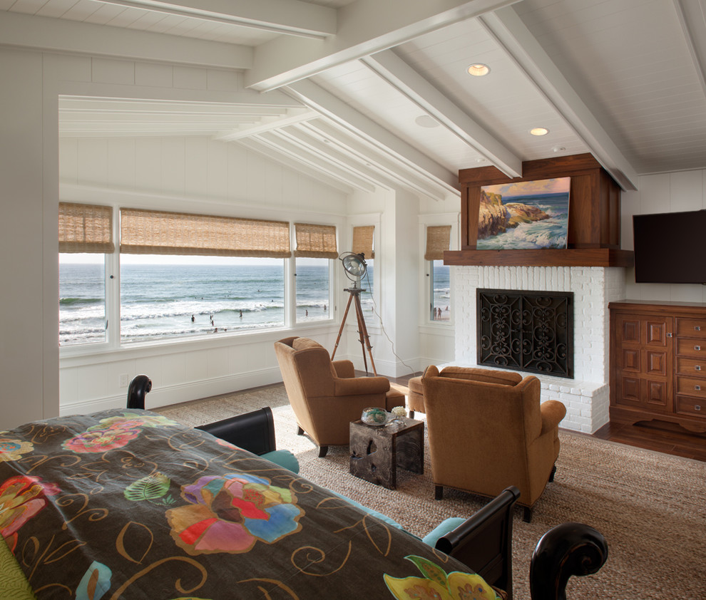 サンディエゴにあるビーチスタイルのおしゃれな寝室 (白い壁、標準型暖炉、レンガの暖炉まわり) のインテリア