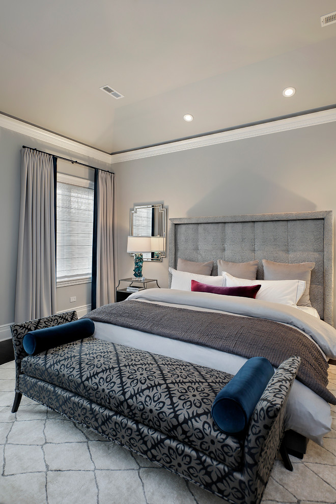 Свежая идея для дизайна: хозяйская спальня: освещение в стиле неоклассика (современная классика) с серыми стенами и темным паркетным полом - отличное фото интерьера