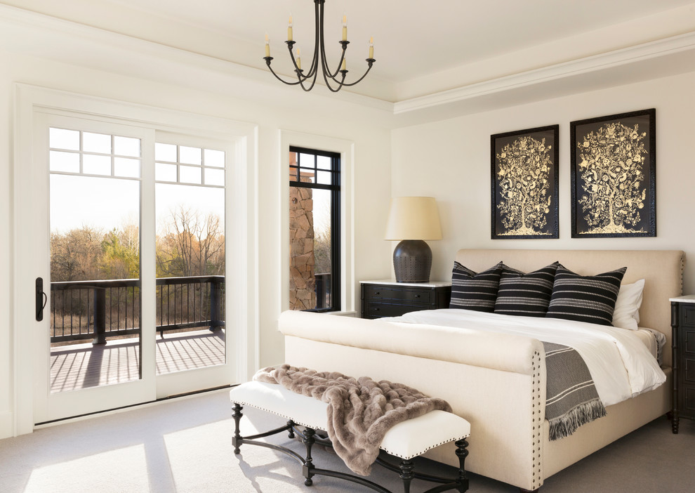 На фото: спальня в стиле неоклассика (современная классика) с белыми стенами, ковровым покрытием и серым полом