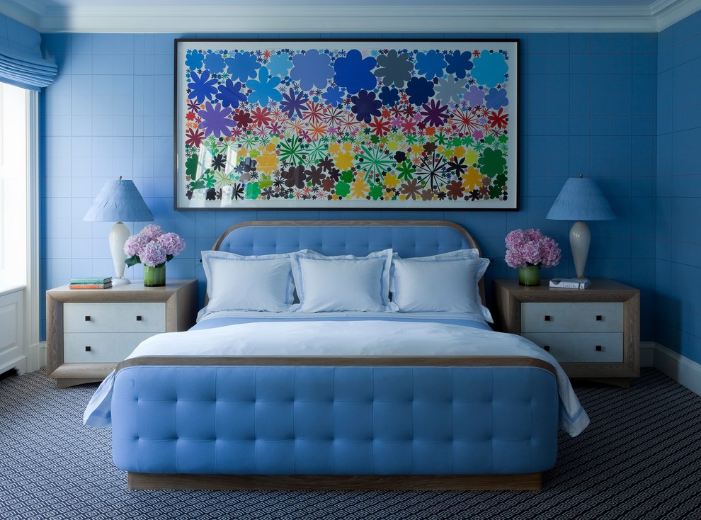 На фото: хозяйская спальня в стиле неоклассика (современная классика) с синими стенами и ковровым покрытием