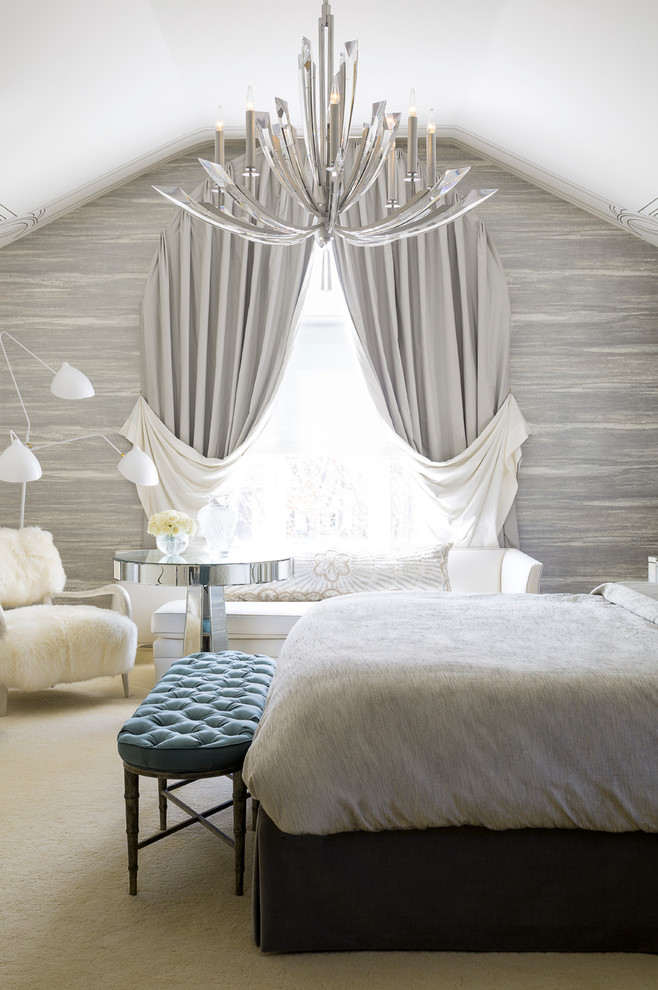 Идея дизайна: хозяйская спальня в стиле неоклассика (современная классика) с серыми стенами и ковровым покрытием